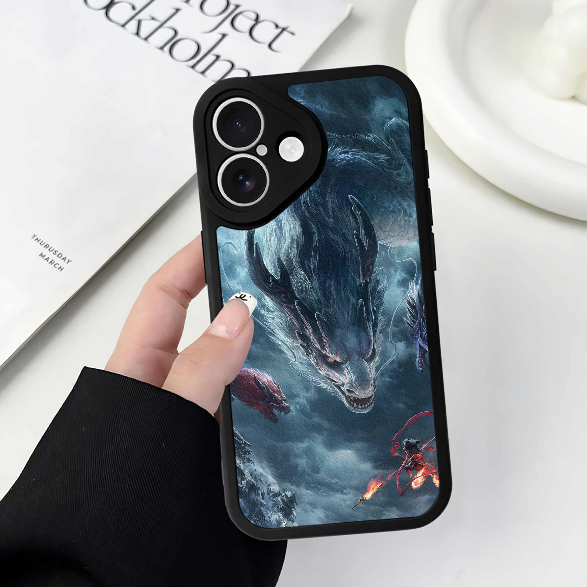 （画像用） Ne Zha 2 ナタ 魔童の大暴れ 【iPhone 16シリーズ対応】シリコンスマホケース（レザー調） 材質：シリコン